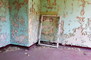 eski ve terk edilmiş odasında pencere çerçevesi