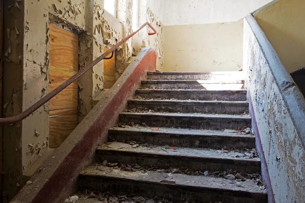 Старая лестница в заброшенном и разрушенном доме — стоковое фото