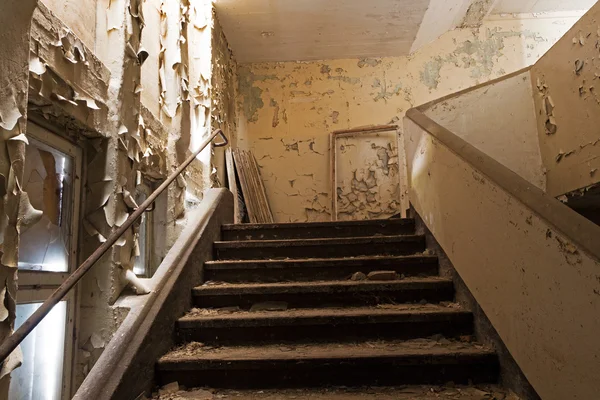 Vieja escalera en una casa abandonada y arruinada —  Fotos de Stock