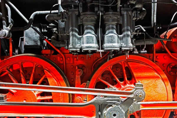 Wielen van een oude locomotief op de rails — Stockfoto
