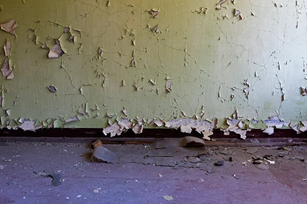 Parede velha e chão na sala deserta — Fotografia de Stock