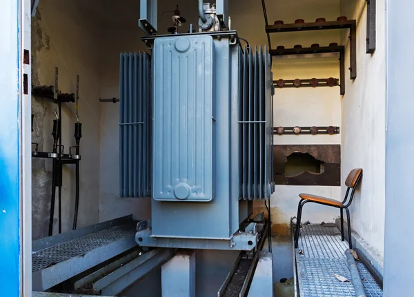 Stary i opuszczony transformatora w fabryce — Zdjęcie stockowe