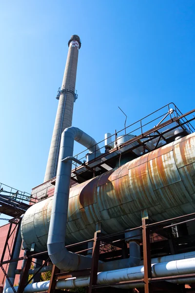 Alte Fabrik gegen den Himmel bei Sonnenschein — Stockfoto