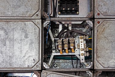 Eski fabrikada kabloları ile elektrik paneli