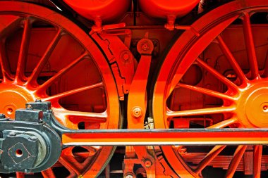 raylar üzerinde eski lokomotif tekerlekler