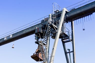 Santral Vinci mavi gökyüzü karşı