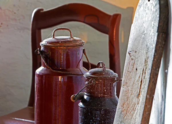 Zwei alte Dosen im Bauernhaus — Stockfoto