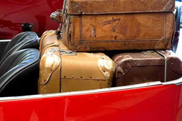 Vieilles valises en cuir dans le coffre de voiture — Photo