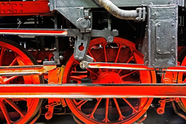 Rodas de uma locomotiva nos carris — Fotografia de Stock