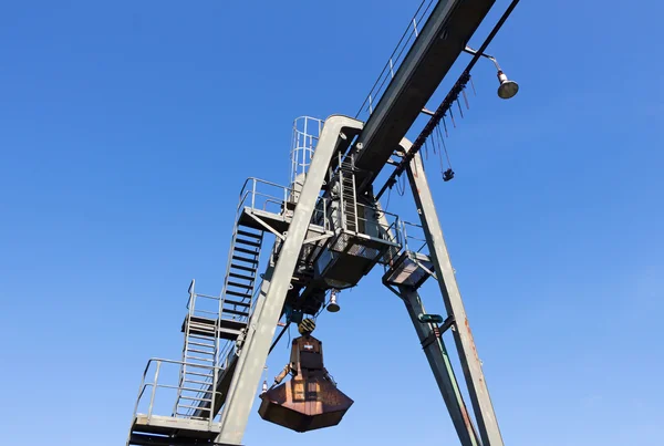 The gantry crane against a sky — Stock Photo, Image