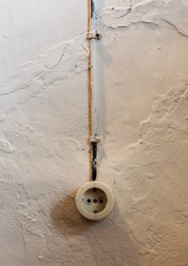 Eli ayağı tutmaz duvar eski elektrik prizine