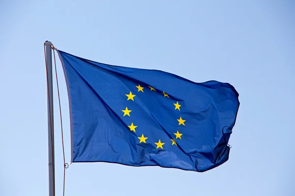 Bandera de la UE contra el cielo — Foto de Stock