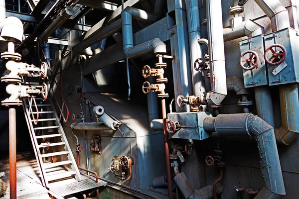 Gamla maskiner i en övergiven fabrik — Stockfoto