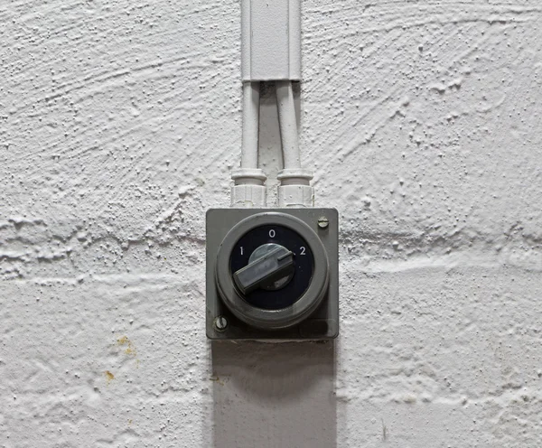Старый электрический выключатель на стене — стоковое фото