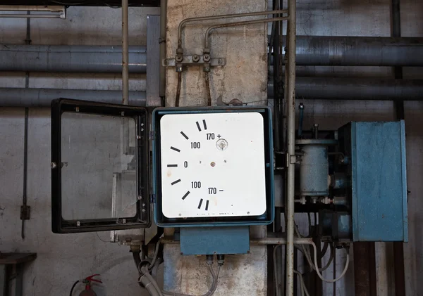 Ancien instrument de mesure dans une usine abandonnée — Photo