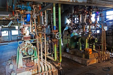 Terk edilmiş bir fabrikadan içinde eski makine