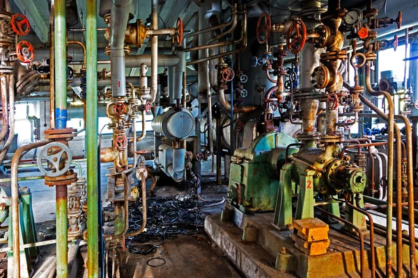 Stare maszyny opuszczone fabryki od wewnątrz — Zdjęcie stockowe