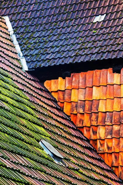 Vecchio tetto di piastrelle dell'edificio — Foto Stock