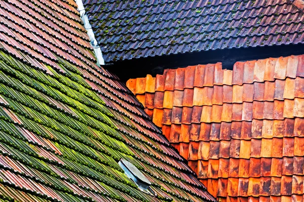 Telhado de azulejo velho de um edifício — Fotografia de Stock