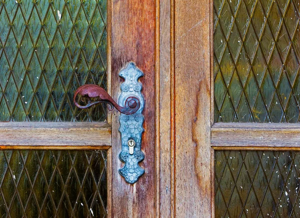 Mango de puerta de hierro en puerta de madera vieja — Foto de Stock