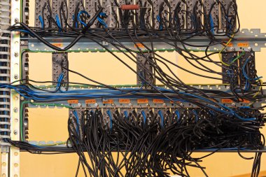  eski Sigortalar ve kontrol panelindeki kabloları