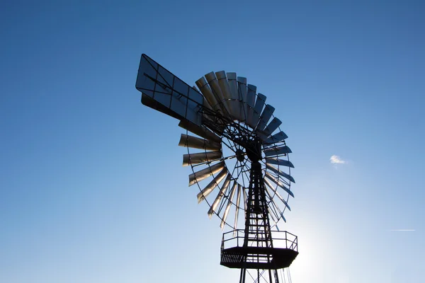 Il mulino a vento contro il cielo blu — Foto Stock