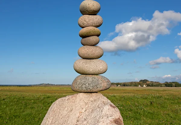 Hög med runda släta stenar i solsken — Stockfoto