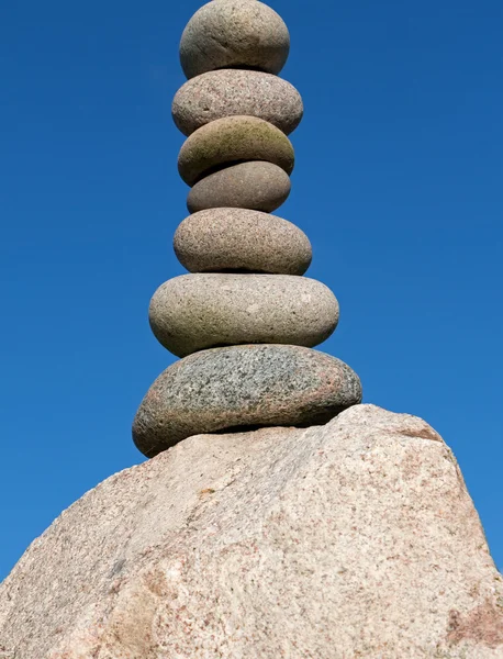Hög med runda släta stenar i solskenet — Stockfoto