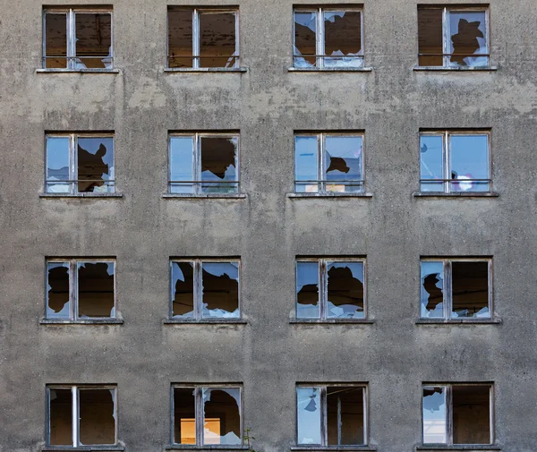 Стара покинута будівля з розбитими вікнами — стокове фото