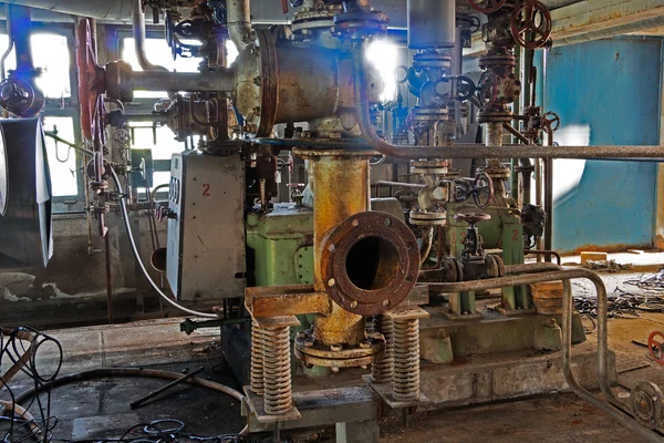废弃的工厂，从里面的旧机器 — 图库照片