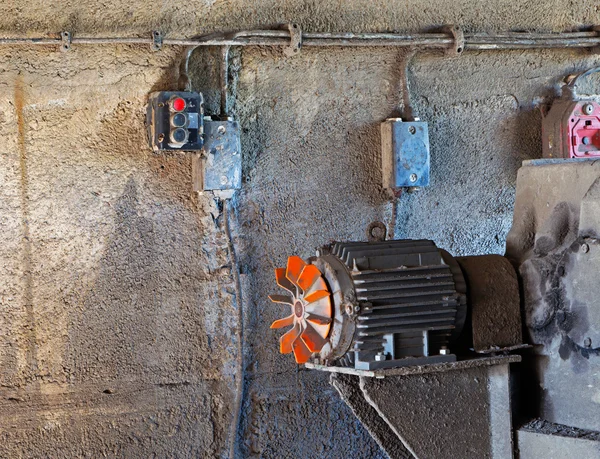 Oude elektrische motor in de verlaten fabriek — Stockfoto