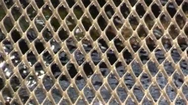 Çelik ızgara ve su altında geçerli