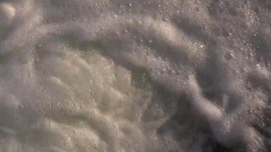 Nehir su hızlı akış