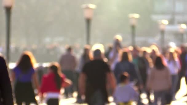 Una multitud de personas en una calle de la ciudad — Vídeo de stock