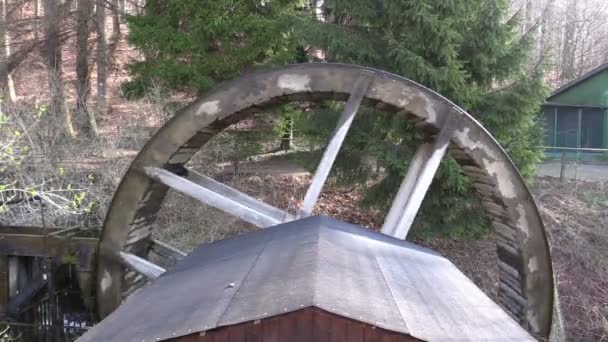 Wassermühle an einem Bach im Wald — Stockvideo
