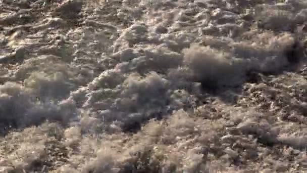 Быстрый поток воды в реке — стоковое видео