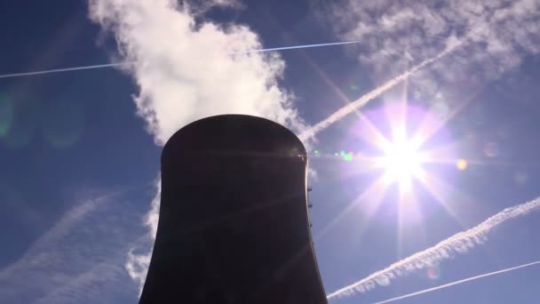 Koeltoren van kerncentrale tegen de hemel — Stockvideo