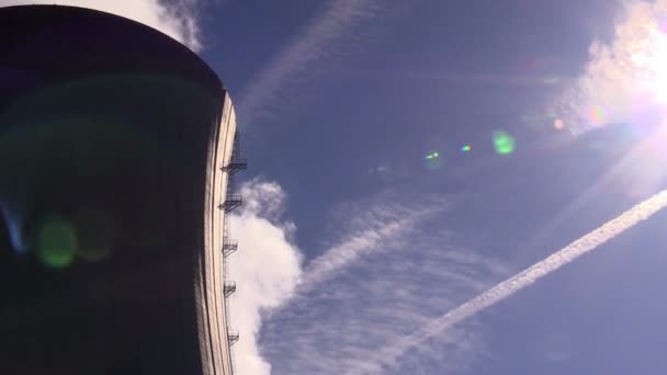 Torre de resfriamento da usina nuclear contra o céu — Vídeo de Stock