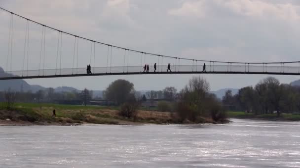 Passerar människor på bron — Stockvideo