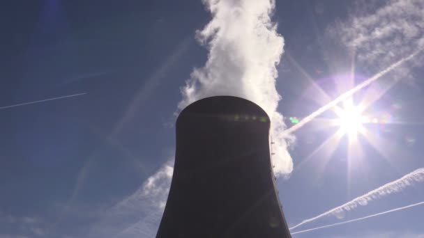 Torre de resfriamento da usina nuclear contra o céu — Vídeo de Stock