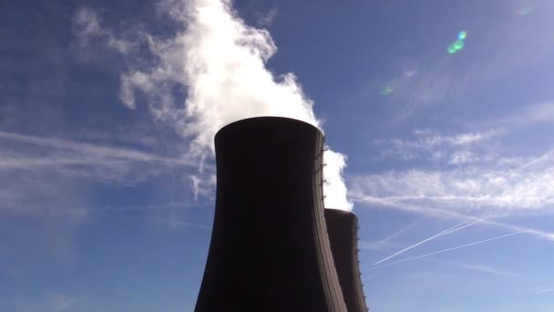 Kühlturm des Atomkraftwerks gegen den Himmel — Stockvideo