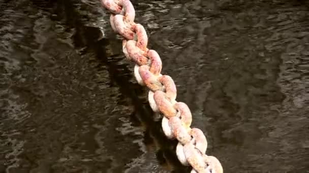 Vieja cadena oxidada sobre el agua — Vídeo de stock