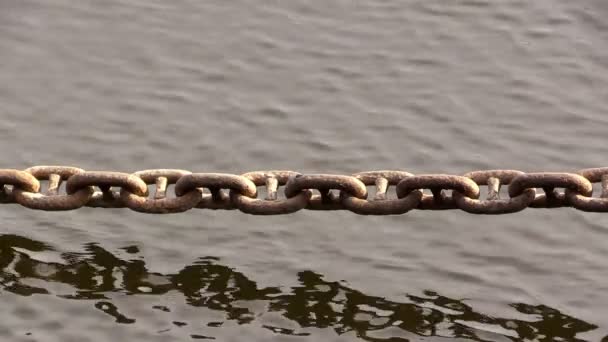 Vieja cadena oxidada sobre el agua — Vídeos de Stock