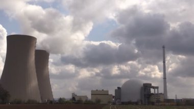 Soğutma Kulesi nükleer santral gökyüzüne karşı