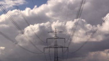 Elektrik pilon gökyüzüne karşı