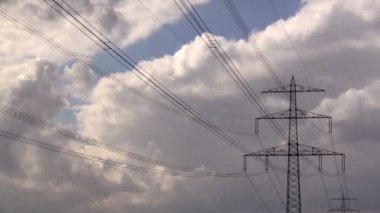 Elektrik pilon gökyüzüne karşı