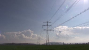 Elektrik pilon gökyüzüne karşı