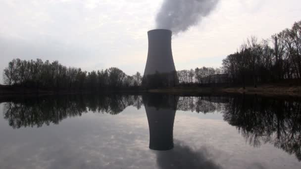 Een vijver tegen kerncentrale — Stockvideo