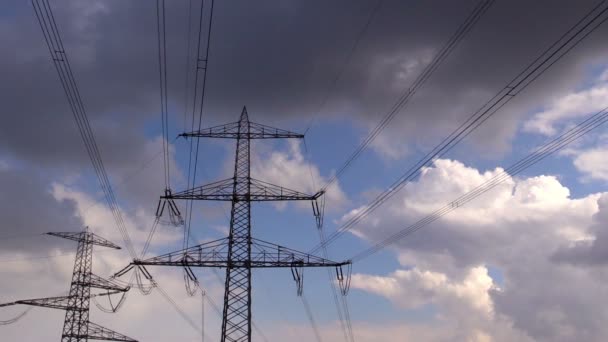 Pilón de electricidad contra el cielo — Vídeos de Stock