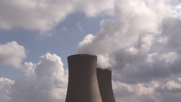 Torre de resfriamento da usina nuclear contra o céu — Vídeo de Stock